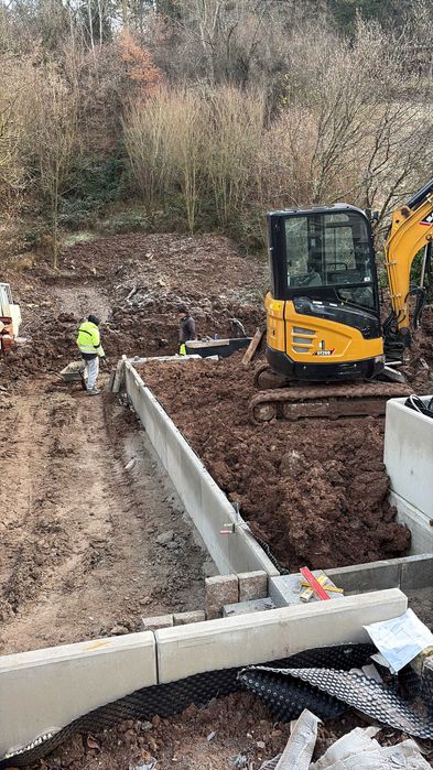 Къртене на бетон/камък с мини багер CAT  и  извозване