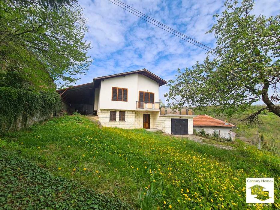 165095 Двуетажна къща с прекрасна панорамна гледка в с. Беломъжите