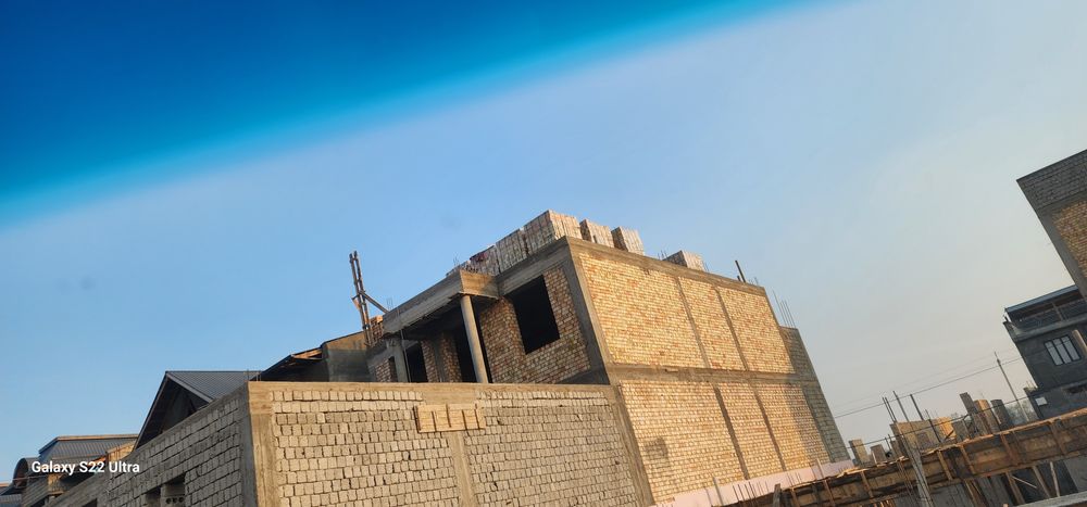 Karopka holatda yashash uchun qulay 2 sutix podval bor mansarda bor