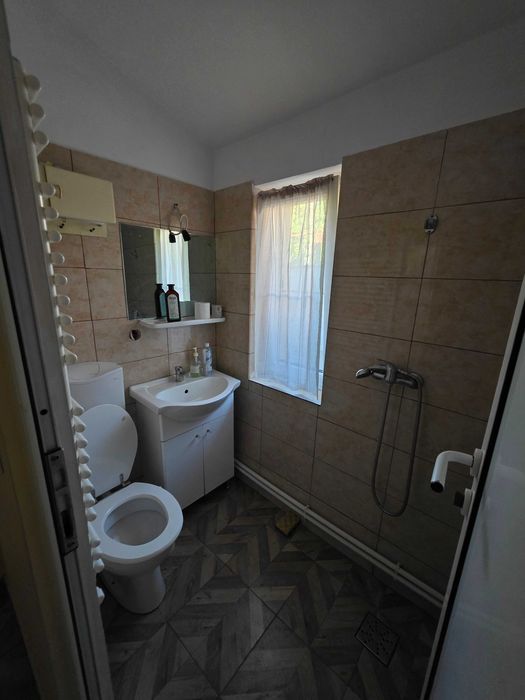 Apartament de inchiriat la casă 2 camere intrare separata Ronat
