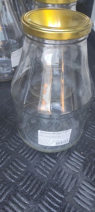 Продавам стъклени буркани 2.65 литра с капачка