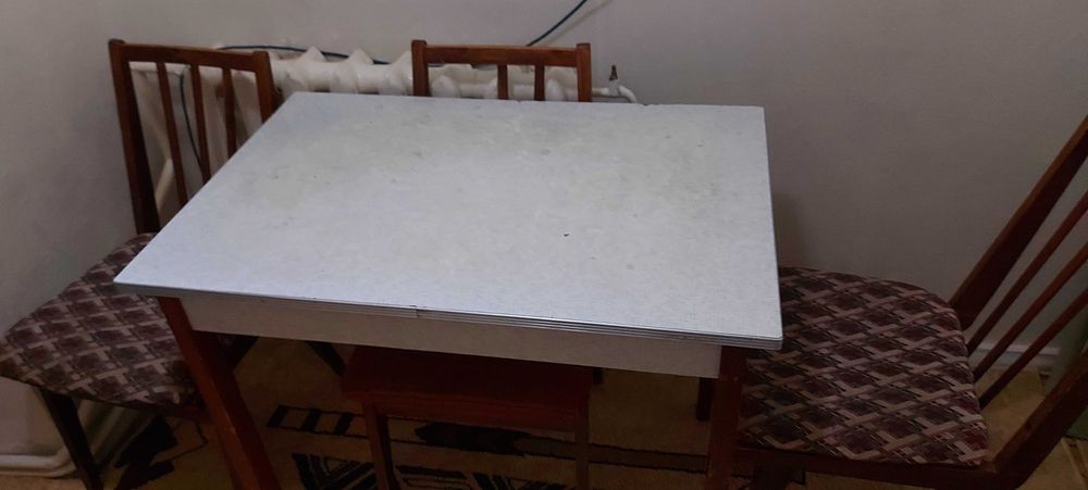 Стол и стулья (табурет)