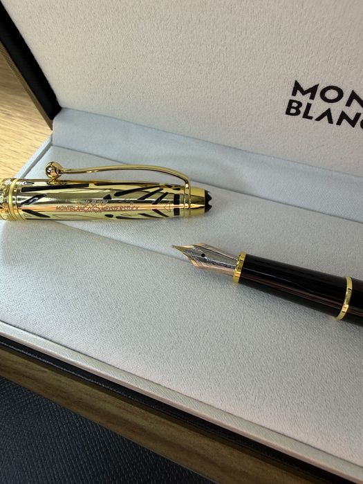Stilou Montblanc negru si auriu model nou