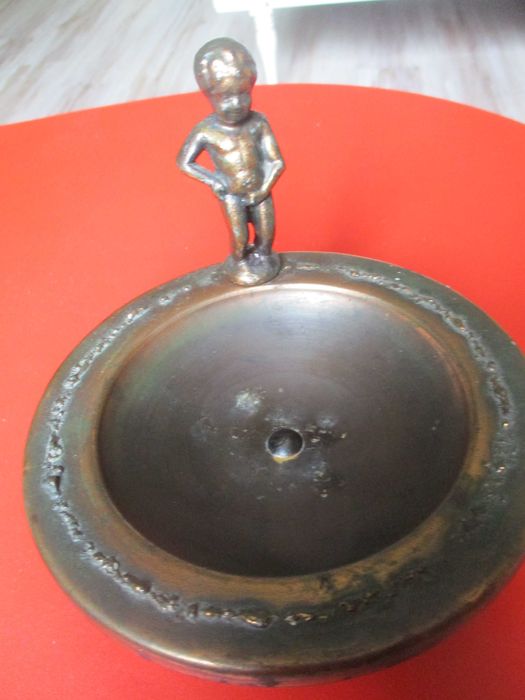 Красив стар меден пепелник