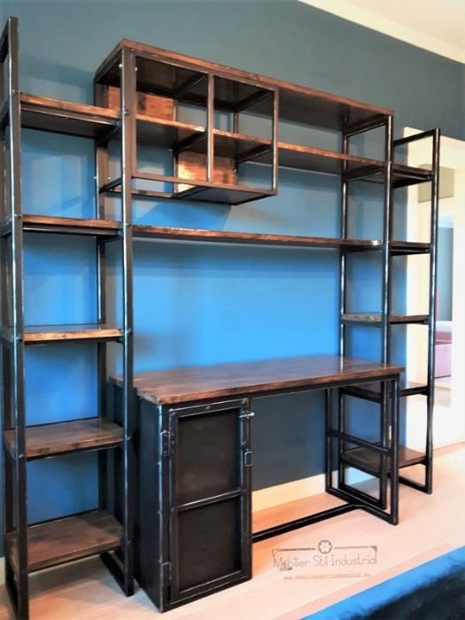 Birou stil industrial cu usa plasa si soldati cu polite lemn