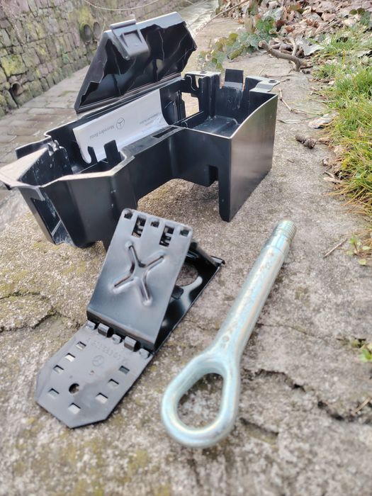 Кука за Мерцедес W204 ,подпора за гума и кутия