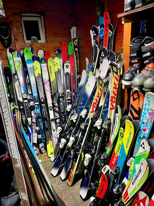 Schiuri copii skiuri adulți începători intermediari  avansati