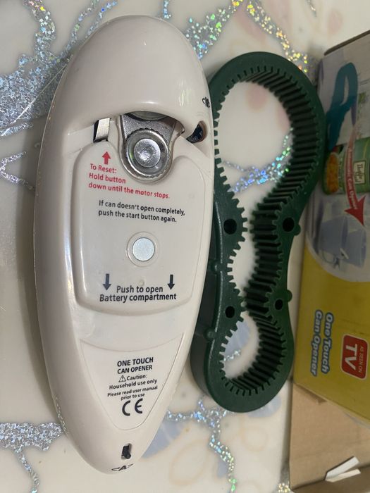 Открывашка электрическая . One touch can opener.