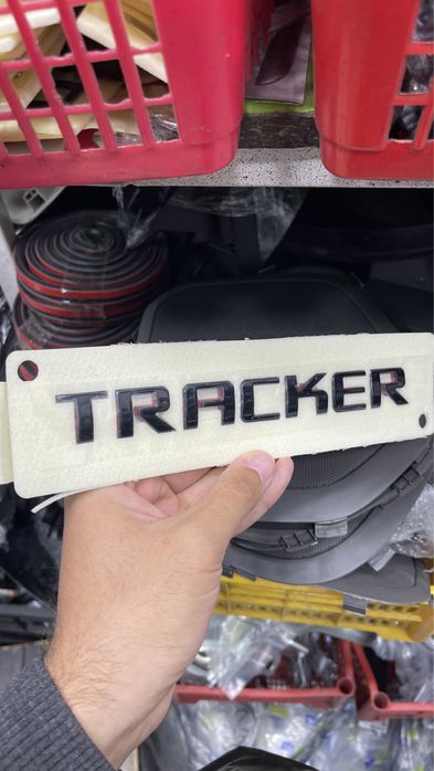 Tracker redline yozuv