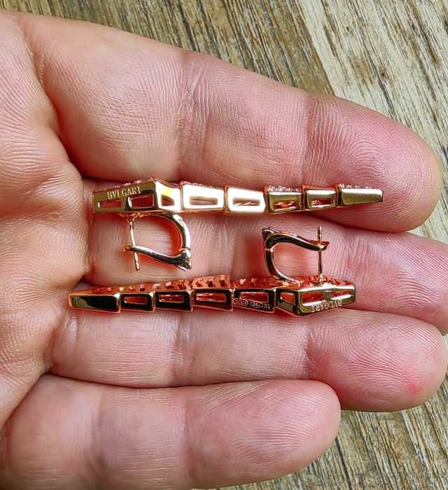 Обеци в розово цвят и циркониеви камъни на Bvlgari Serpenti с панти