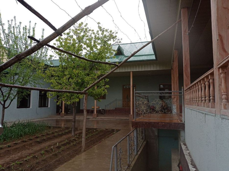 Uy sotiladi 16 sotix 8 sotixga uy qurilgan.