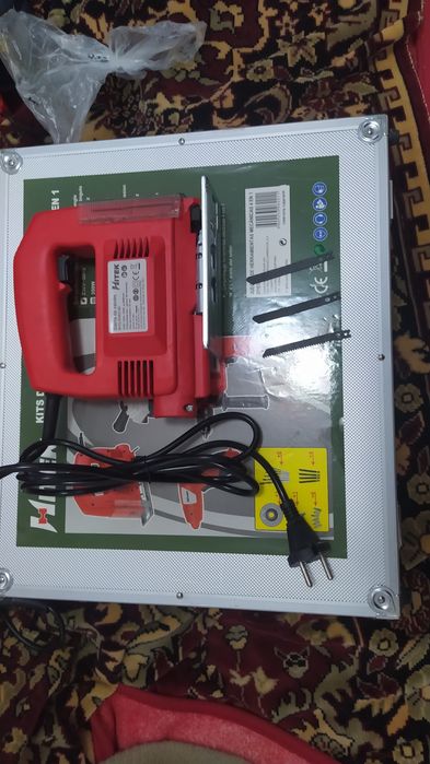 Vînd geanta de aluminiu cu scule