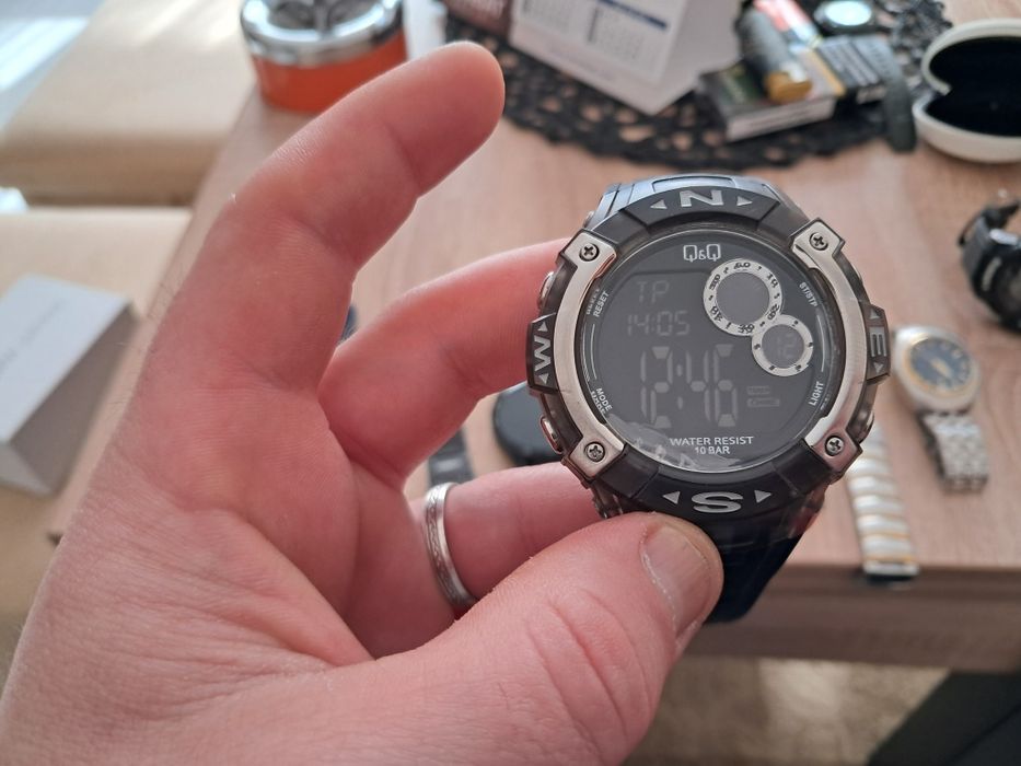 Продавам мъжки ръчен часовник Vacheron Constantin. Часовникът е със ст