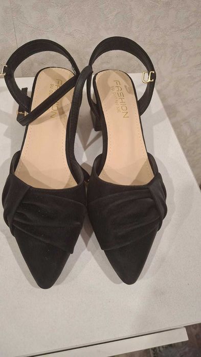 продам босоножки черные 37 размер