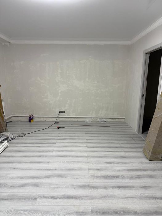 Поклейка обоев .