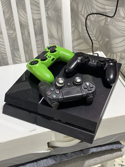 Playstation 4 с 3 контроллерами + игры