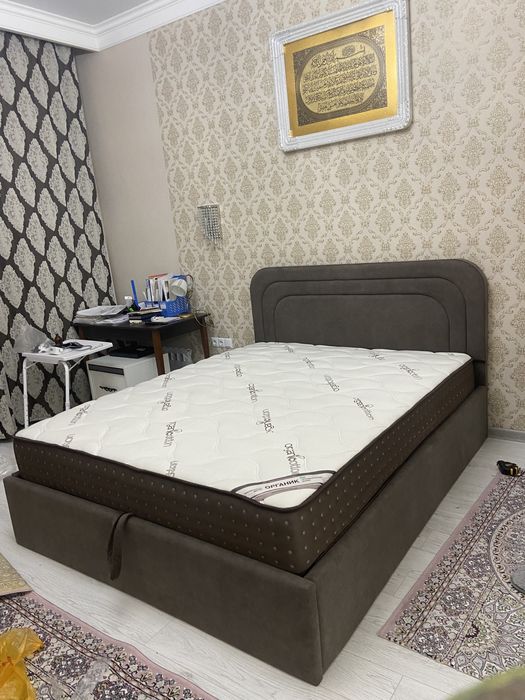 кровать двуспальная,