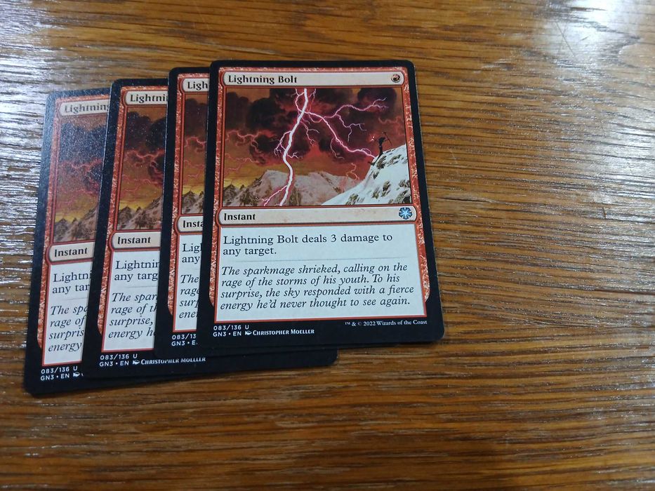 set 4 carti joc Lightning Bolt (GN3) pt Magic The Gathering
