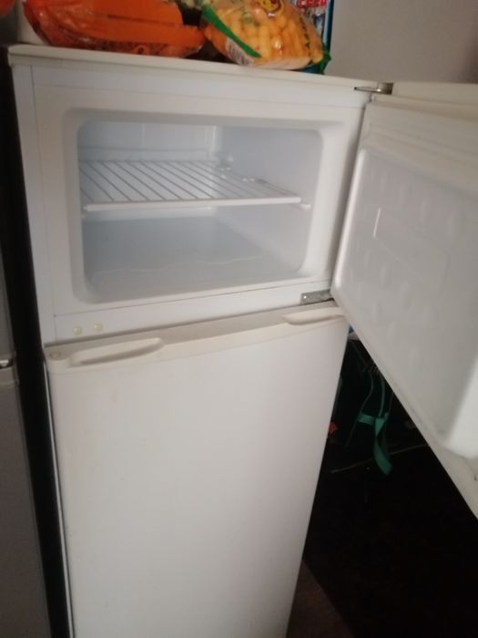 Vând frigider Albastros folosit