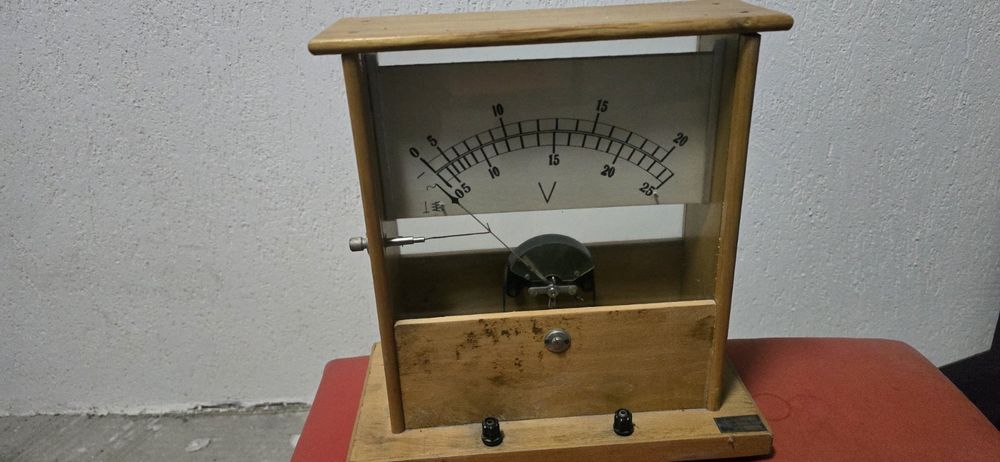 Волтметър от завода в Сопот