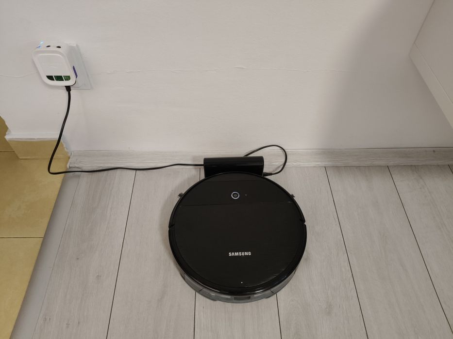 Vând aspirator robot Samsung VR05R 5050WK/OL