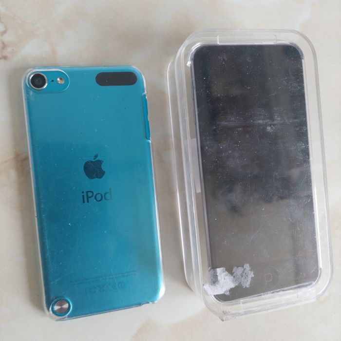 Vând două iPod uri Touch 5 + o husă + o cutie (de piese) //poze reale