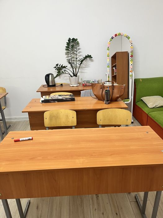 Продается 5 парт, 12 стульев, 1 шкаф, 1 парта учителя