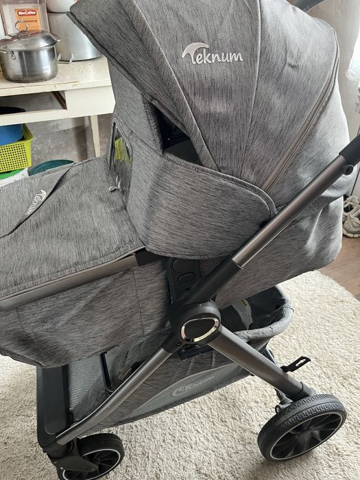 Серая коляска универсальная