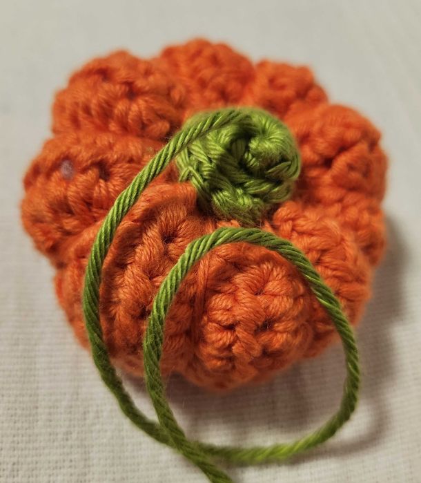 Dovleac breloc croșetat manual