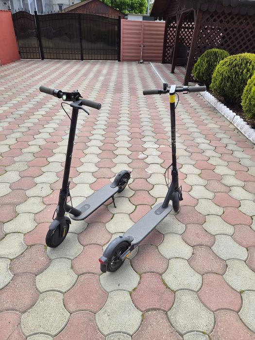 Vand două trotinete electrice Xiaomi