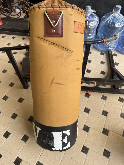 Боксерская груша в хорошем состоянии