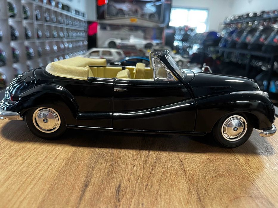MAISTO колекционерски модел BMW 507 1955г. 1:18 мащаб,като нов