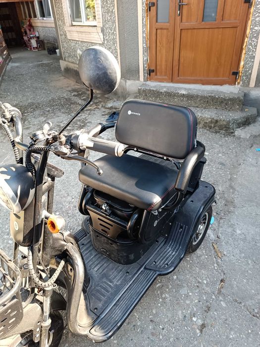 Vând 3000 lei  Are 50 km făcuți