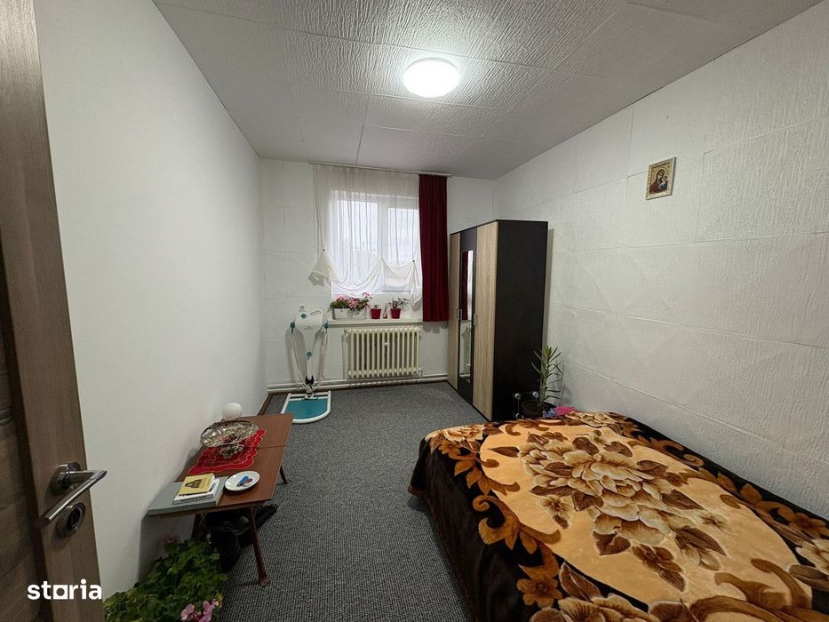Apartament la casa cu 4 camere, balcon si curte - zona Lazaret