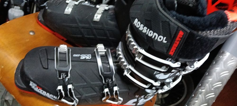 Продавам ски и сноуборд обувки ,калъфи