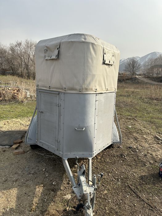 Прицеп-коневозка