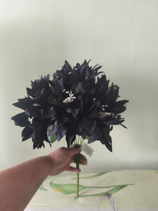 Черни цветя в букет