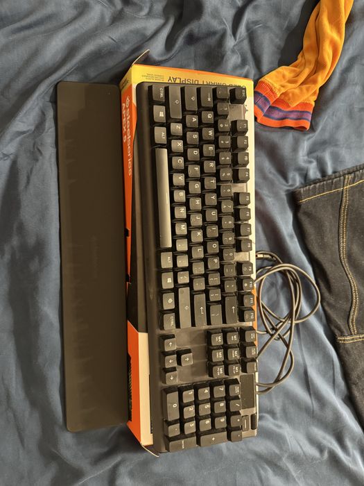 Tastatura gaming steelseries apex 5 cu rgb, chei mecanice, stare impecabila.