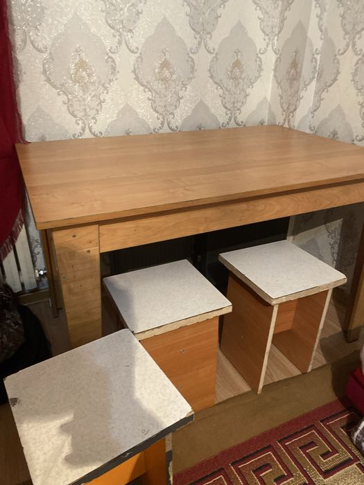 Продам кухонный стол + 3 табуретки