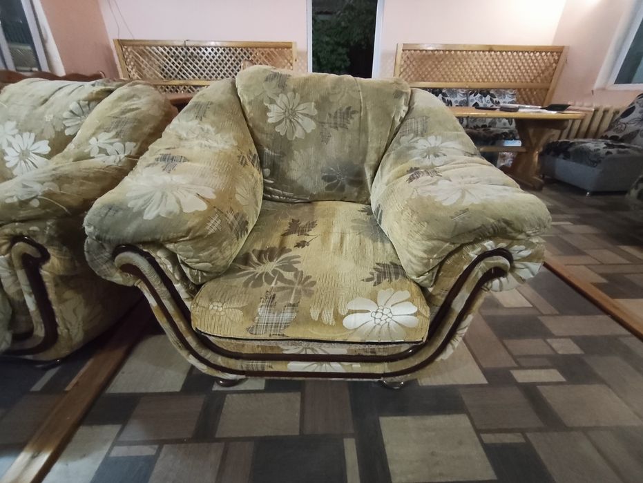 Продаются 2 дивана срочно.