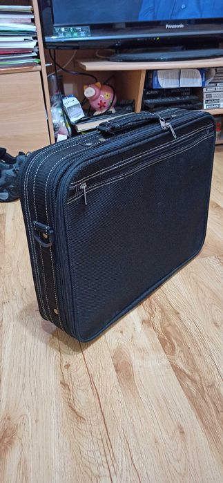 Чанта за лаптоп Grundig-20ev кожена кутия за бижута-10ev; керамична ваза-- цена 8 ev.