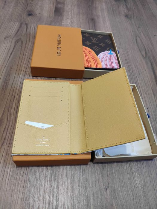 Стилно кожено портмоне / passport holder Louis Vuitton