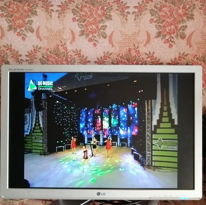 LG FLATRON W2242BP с тунер