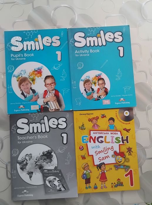 Учебници по английски език за 1. клас: Smiles 1 и English with Smiling Sam 10 евро за едина
10 evro za edin