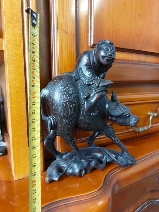 Piesa Decor Deosebita! Bărbat călare pe taur.