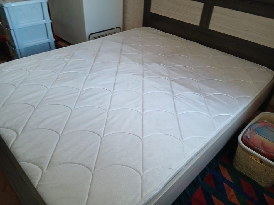 Продам кровать с матрасом. Матрас новый