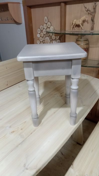 Деревянные табуретки