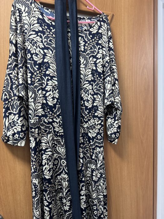 Әдемі көйлектер сатылымда.