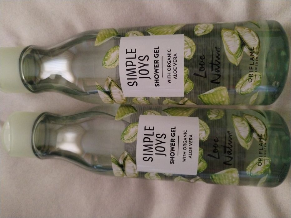 2 geluri de duș Oriflame Simple Joys cu Aloe Vera Organică.