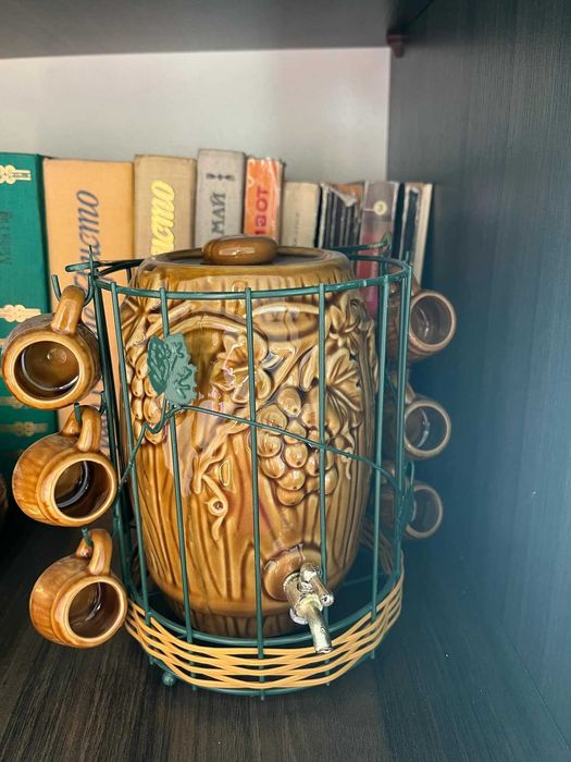 Керамичен декоративен съд с канелка и чашки –винтидж сет за ракия/вино